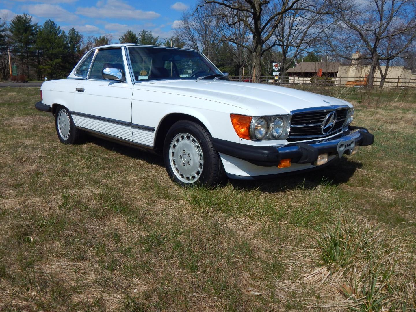 1989 White /Red Mercedes-Benz 560 (WDBBA48D9KA) with an 5.6 Liter V8 engine, Automatic transmission, located at 6528 Lower York Road, New Hope, PA, 18938, (215) 862-9555, 40.358707, -74.977882 - Here is a well cared for 1989 Mercedes-Benz 560 SL 2 top roadster, 5.6 Liter V8 engine, auto trans, leather interior, power windows, central locking system, cruise control, climate control, factory alloy wheels, fog lights, power antenna, wood trim, AM/FM/CD stereo. Comes with car cover. 6/24 Pa. I - Photo#3